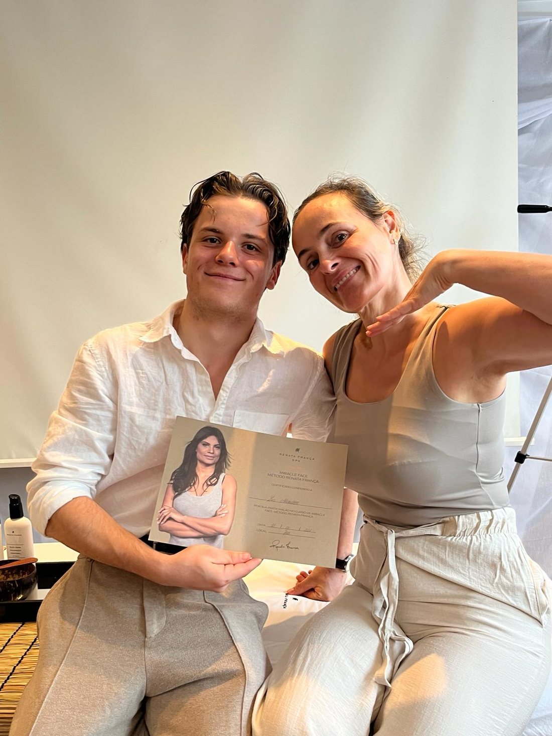 Loris Allamachère recevant sa certification Miracle Face, méthode Renata França